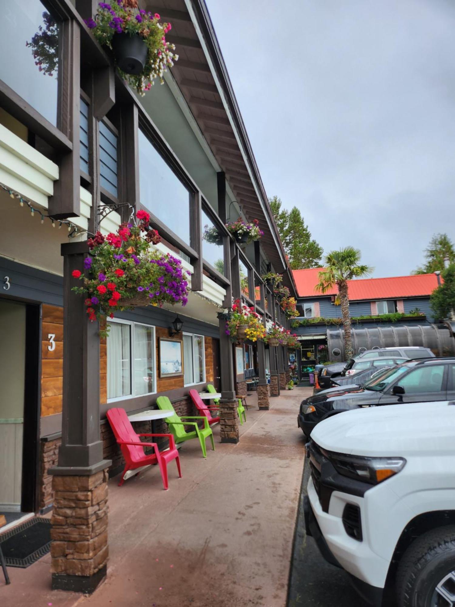Schooner Motel Tofino Exterior photo