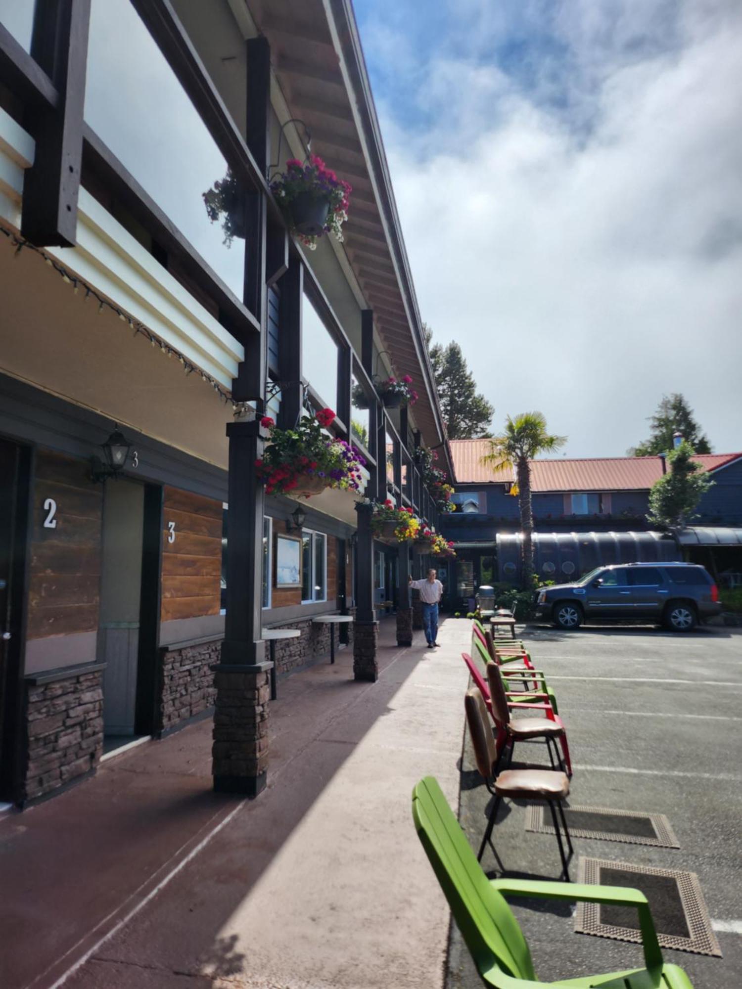 Schooner Motel Tofino Exterior photo