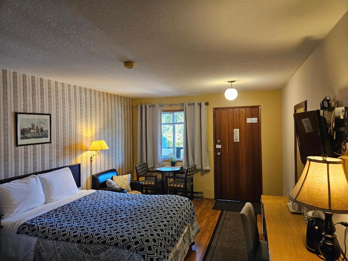 Schooner Motel Tofino Exterior photo